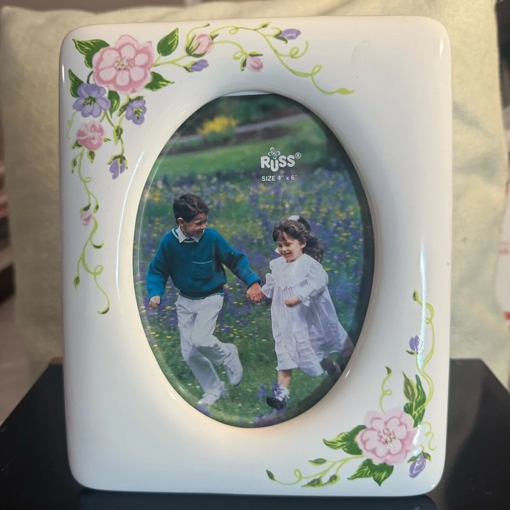 RUSS 4 X 6 vintage ceramic country cottage style picture frame.